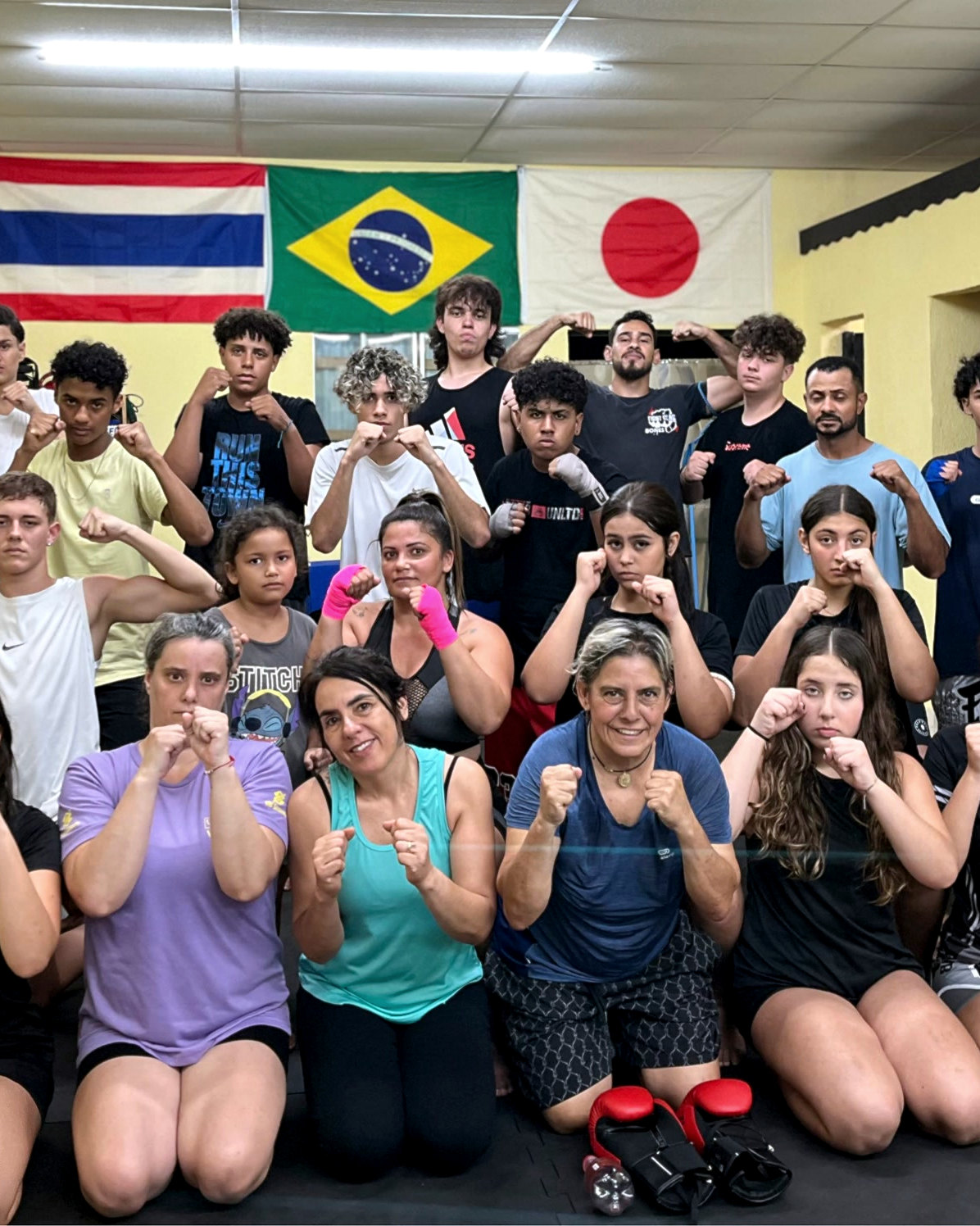 Turma feminina de Muay Thai reunida no tatame do Clã