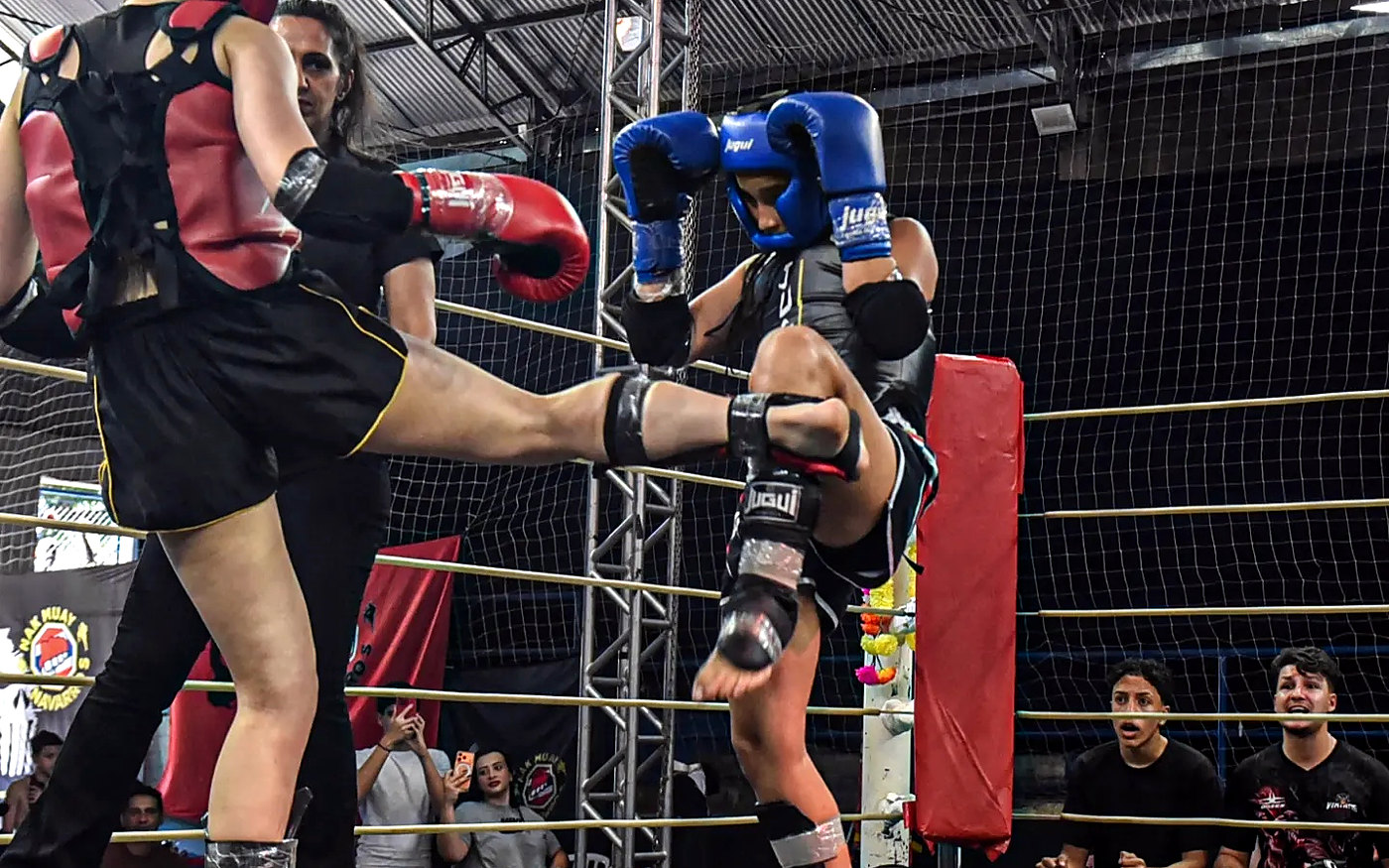 Atleta do Clã aplicando chute em combate de Muay Thai