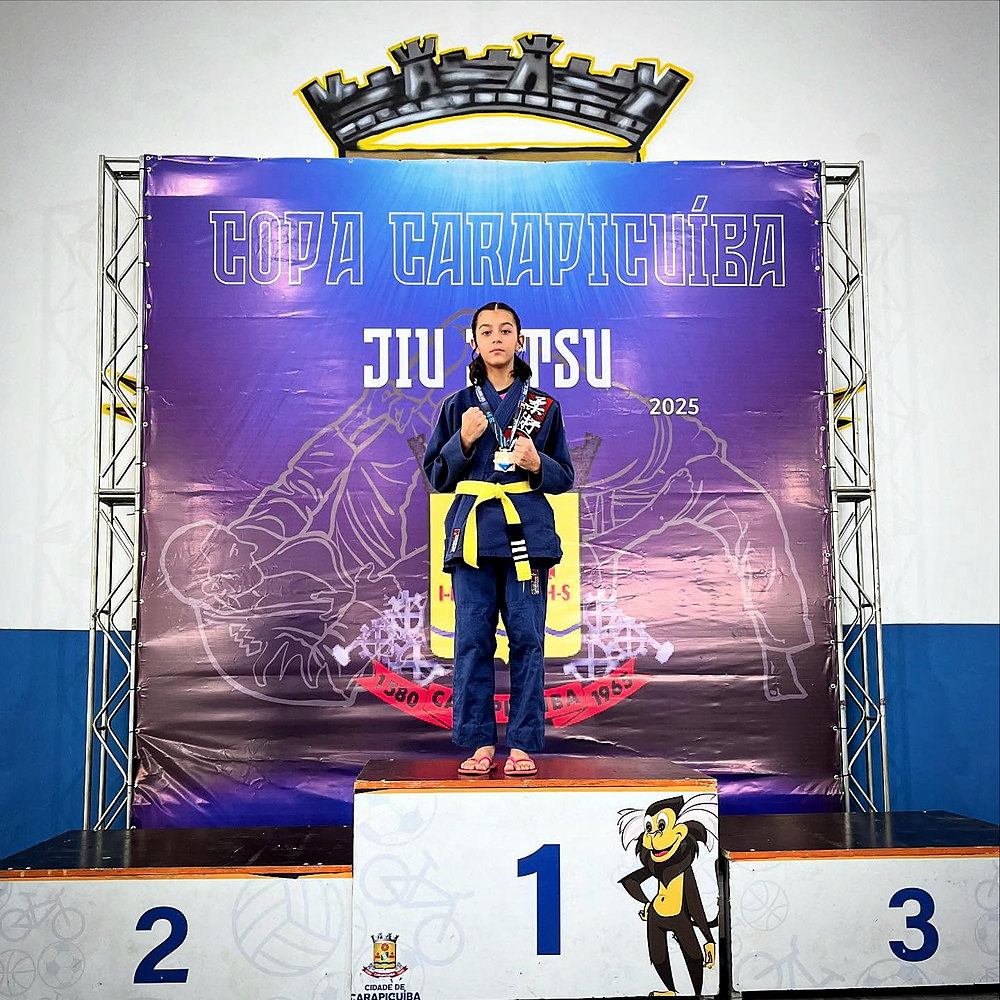 Atleta kids de Jiu-Jítsu no primeiro lugar do pódio da Copa Carapicuíba