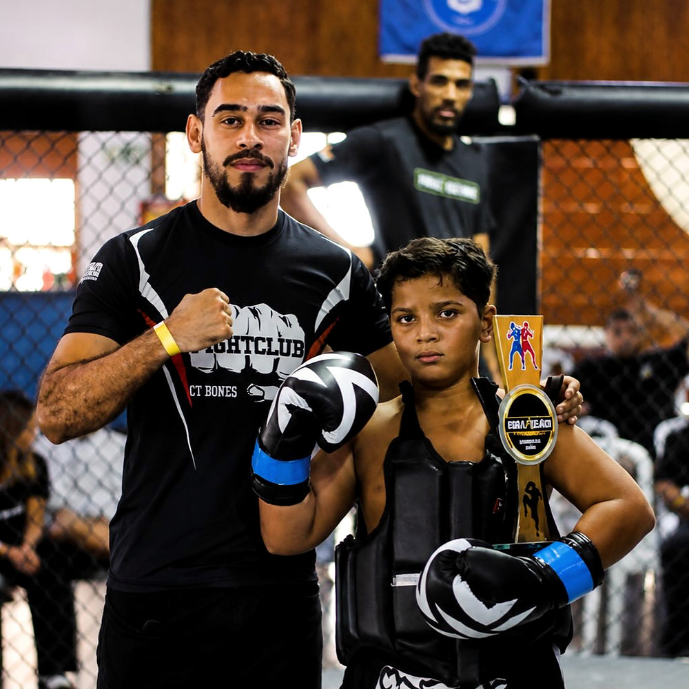 Campeão kids do Clã com troféu