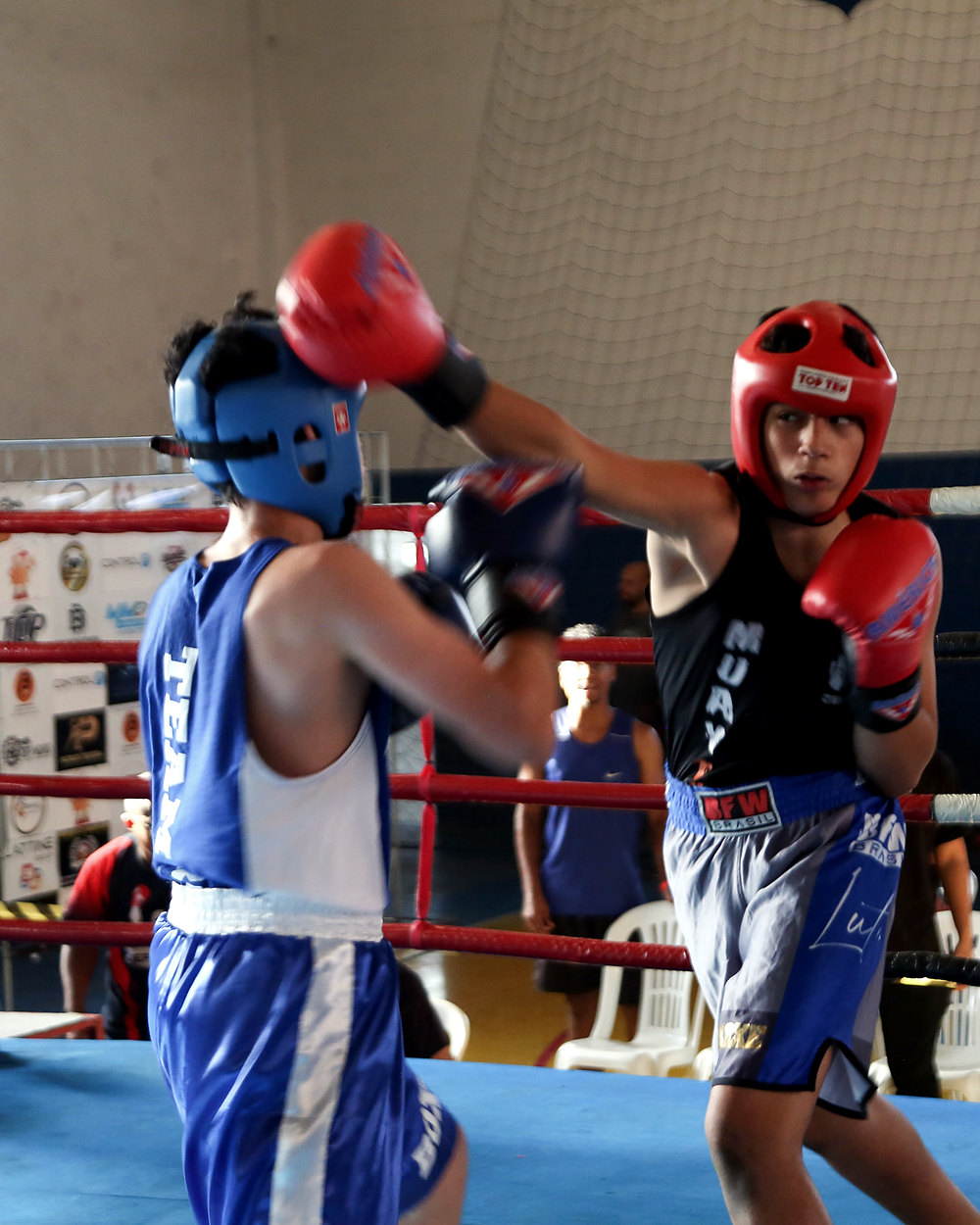 Luta de boxe amador no ringue