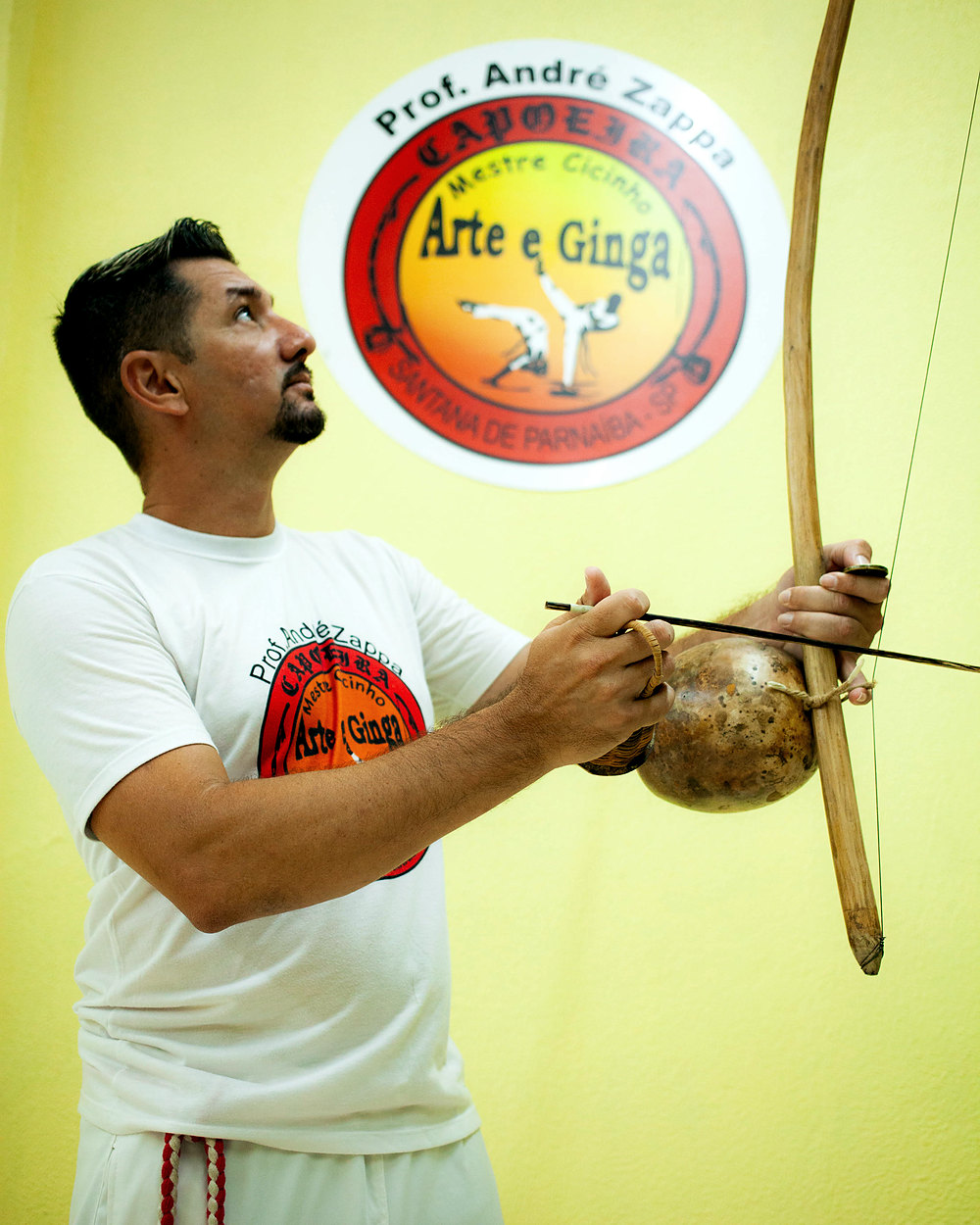 Prof. André Zappa tocando berimbau