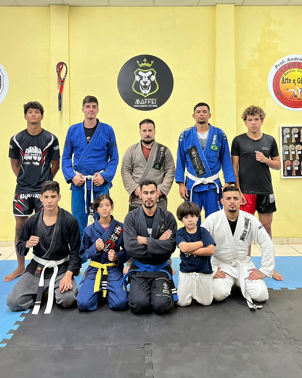 Turma de Jiu-Jítsu do Clã com o Prof. Diego no tatame