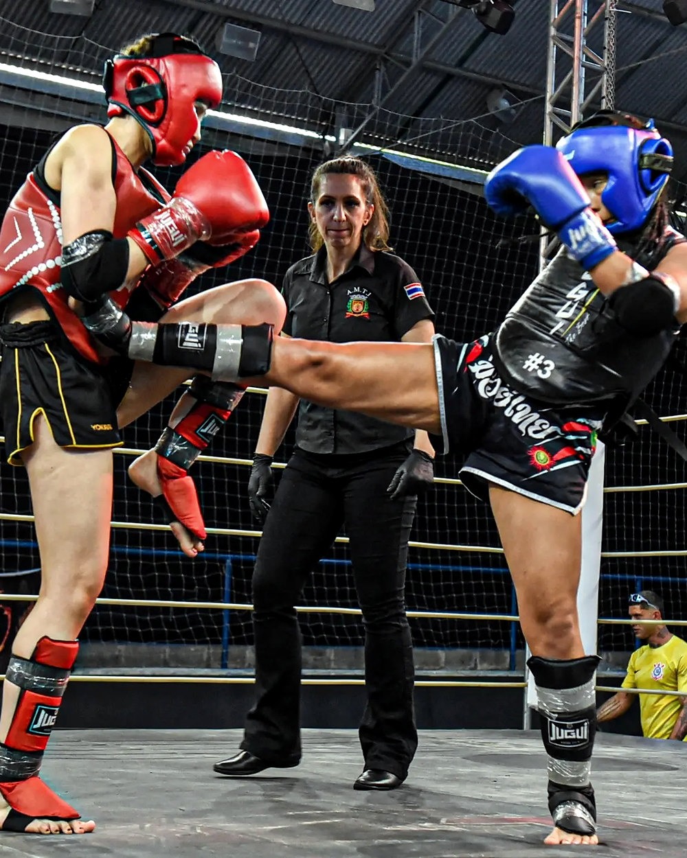 Atleta do Clã aplicando chute alto em luta de Muay Thai