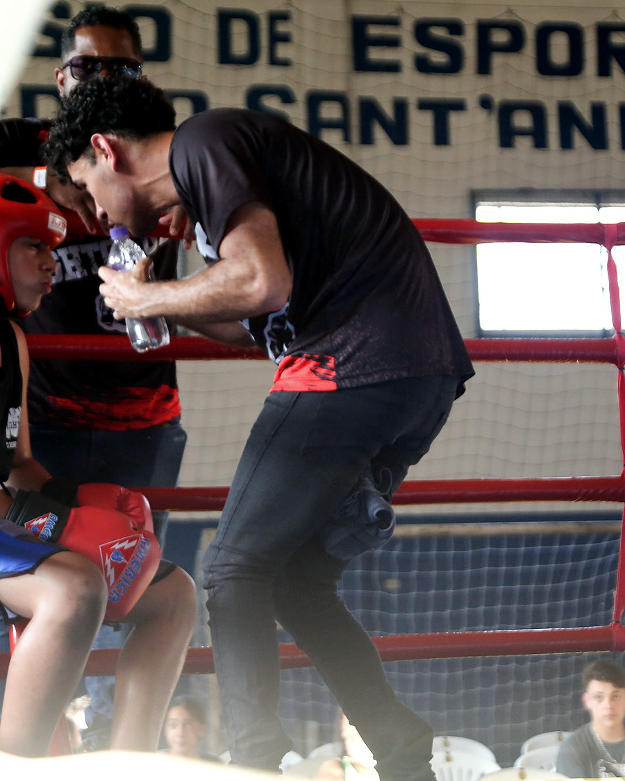 Combate de boxe com equipe no córner