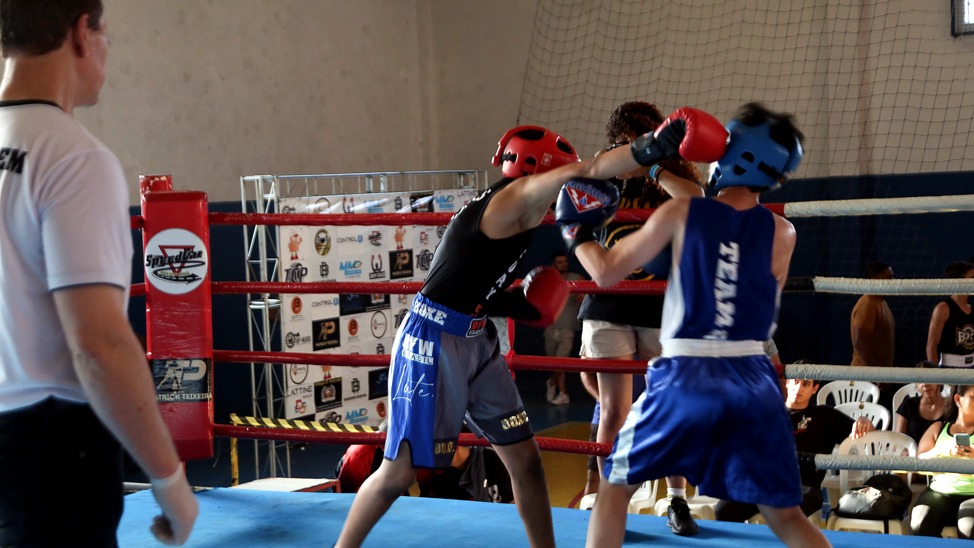 Luta de boxe amador no ringue