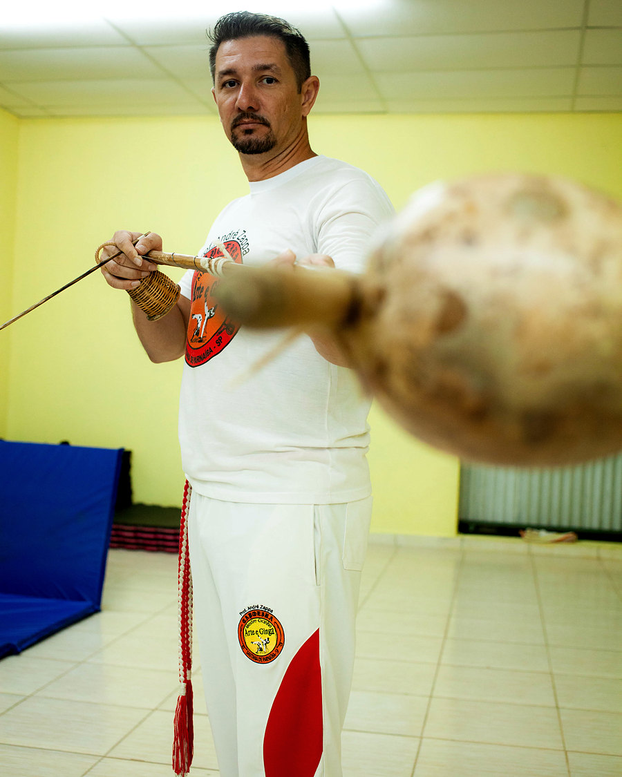 Prof. Zappa tocando berimbau