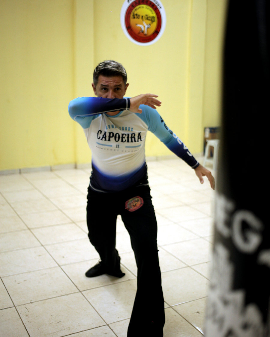 Movimento de capoeira no tatame