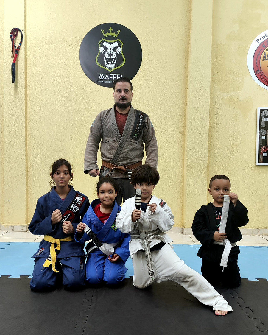 Prof. Diego com a turma kids no tatame