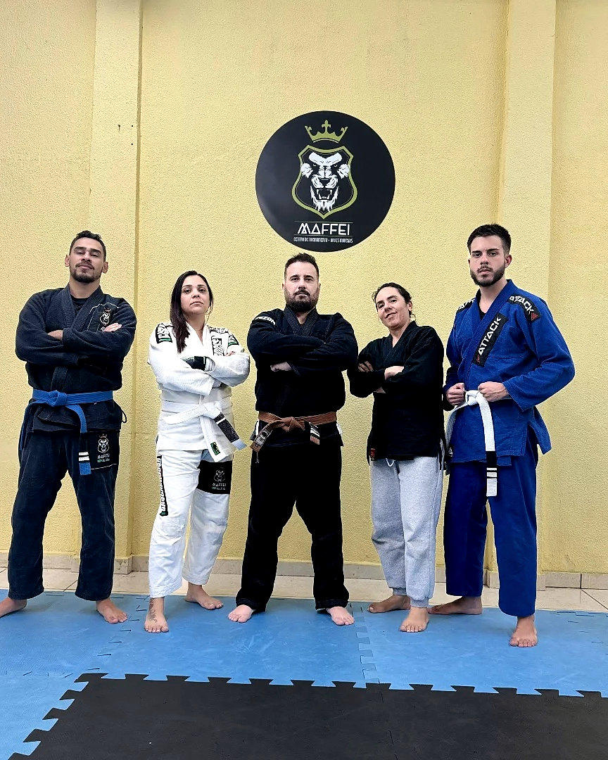 Professores e alunos de kimono no tatame