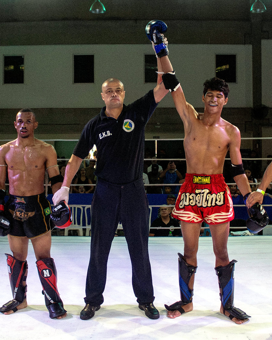 Atleta do Clã com a mão erguida no ringue