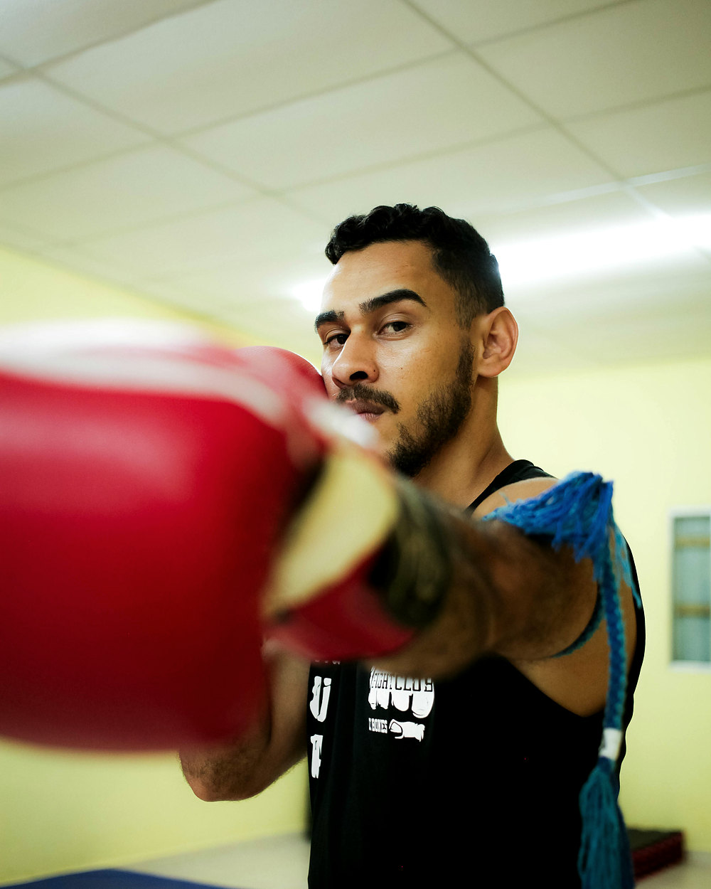 Mestre Marcello Asllam com luva de boxe